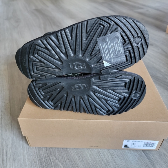 UGG Kids Classic II Graphic Stitch Short Boot - Picture 8 of 10